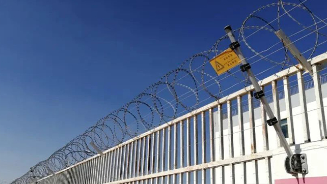 在長達10100米戈壁沙漠裝電子圍欄，塔里木油田真的選對了！