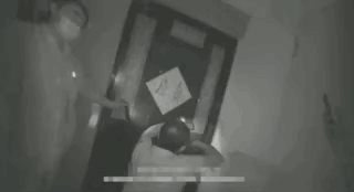 驚險(xiǎn)！外賣放門口一天沒人拿？警察開鎖破門后……(圖3)