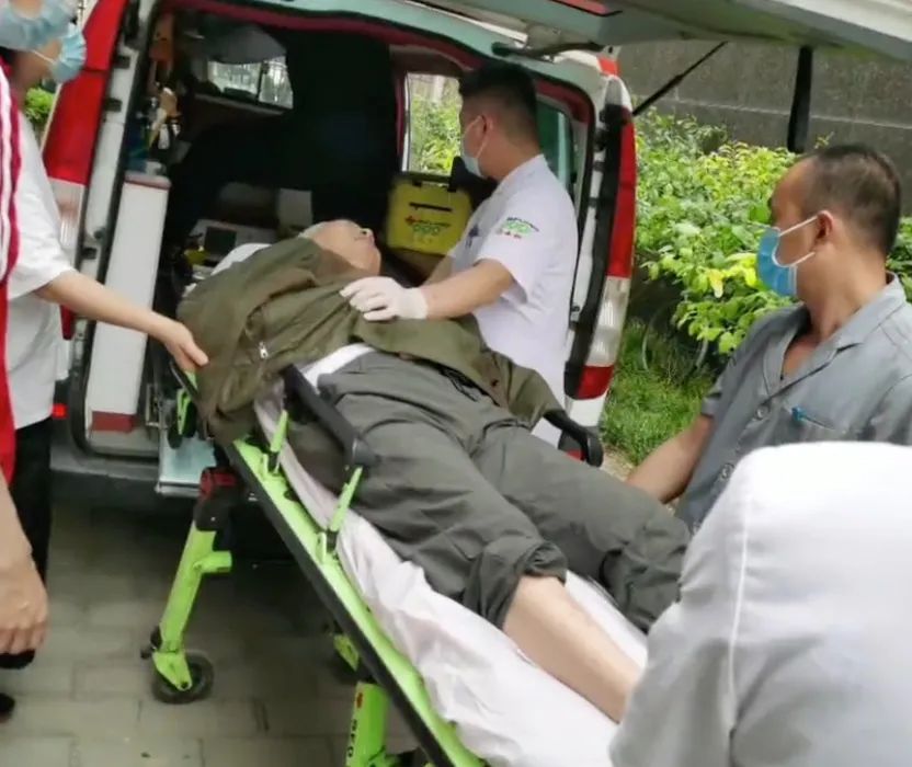 驚險(xiǎn)！外賣放門口一天沒人拿？警察開鎖破門后……(圖6)